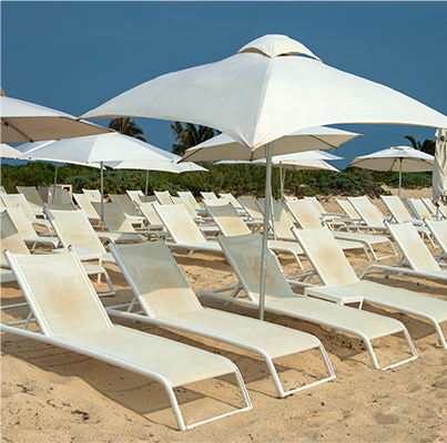 Doppelte Verbesserung der Umweltfreundlichkeit und des Komforts: Neue Strandstühle aus recyceltem Material werden zum neuen Trend in Küstenresorts