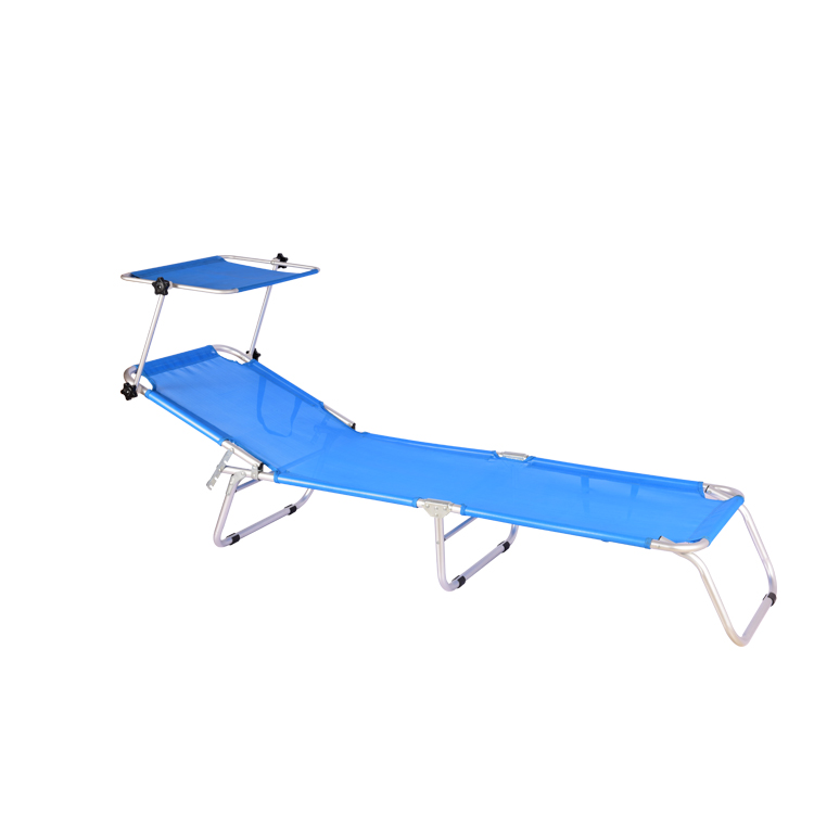 Strandbett im Freien mit Sonnenschirm