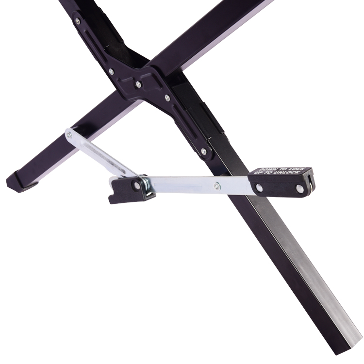 Campingbett im Freien mit Seitentaschen