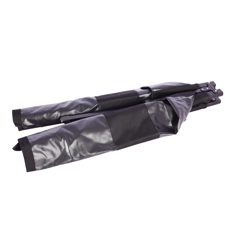 Campingbett im Freien mit Seitentaschen