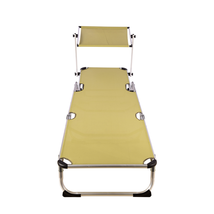 Strandbett im Freien mit Sonnenschirm