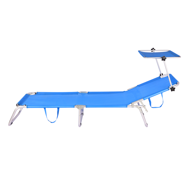 Strandbett im Freien mit Sonnenschirm