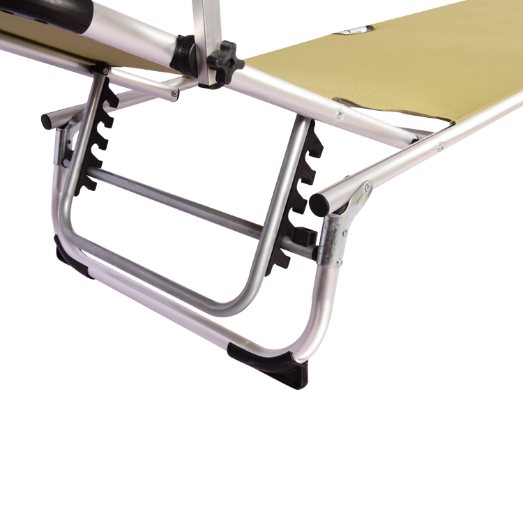 Strandbett im Freien mit Sonnenschirm