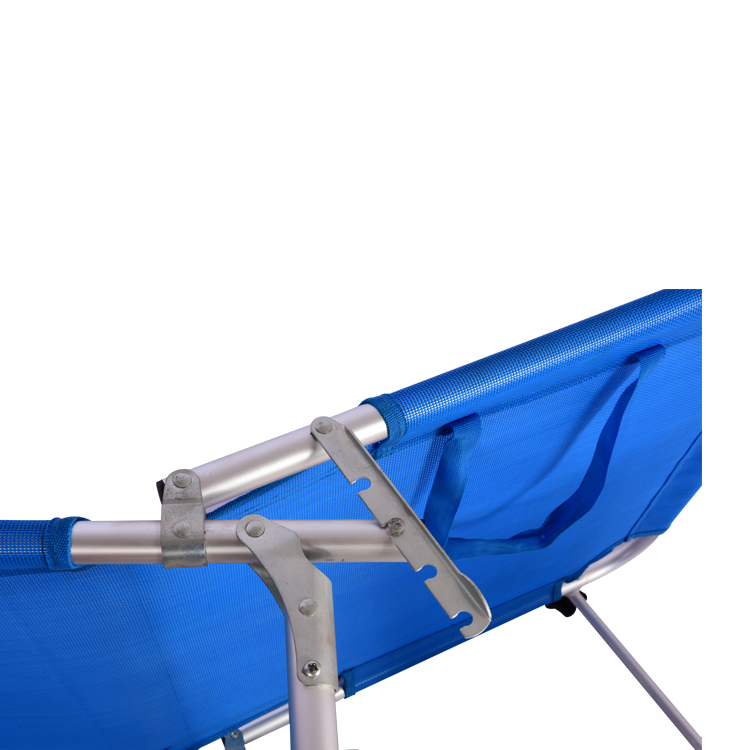 Strandbett im Freien mit Sonnenschirm