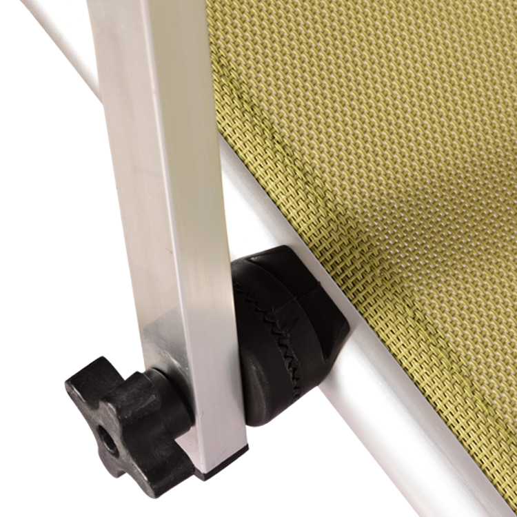 Strandbett im Freien mit Sonnenschirm