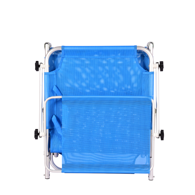 Strandbett im Freien mit Sonnenschirm