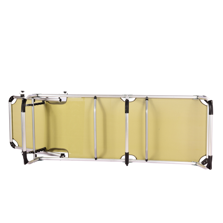 Strandbett im Freien mit Sonnenschirm