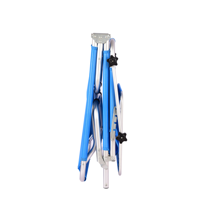 Strandbett im Freien mit Sonnenschirm